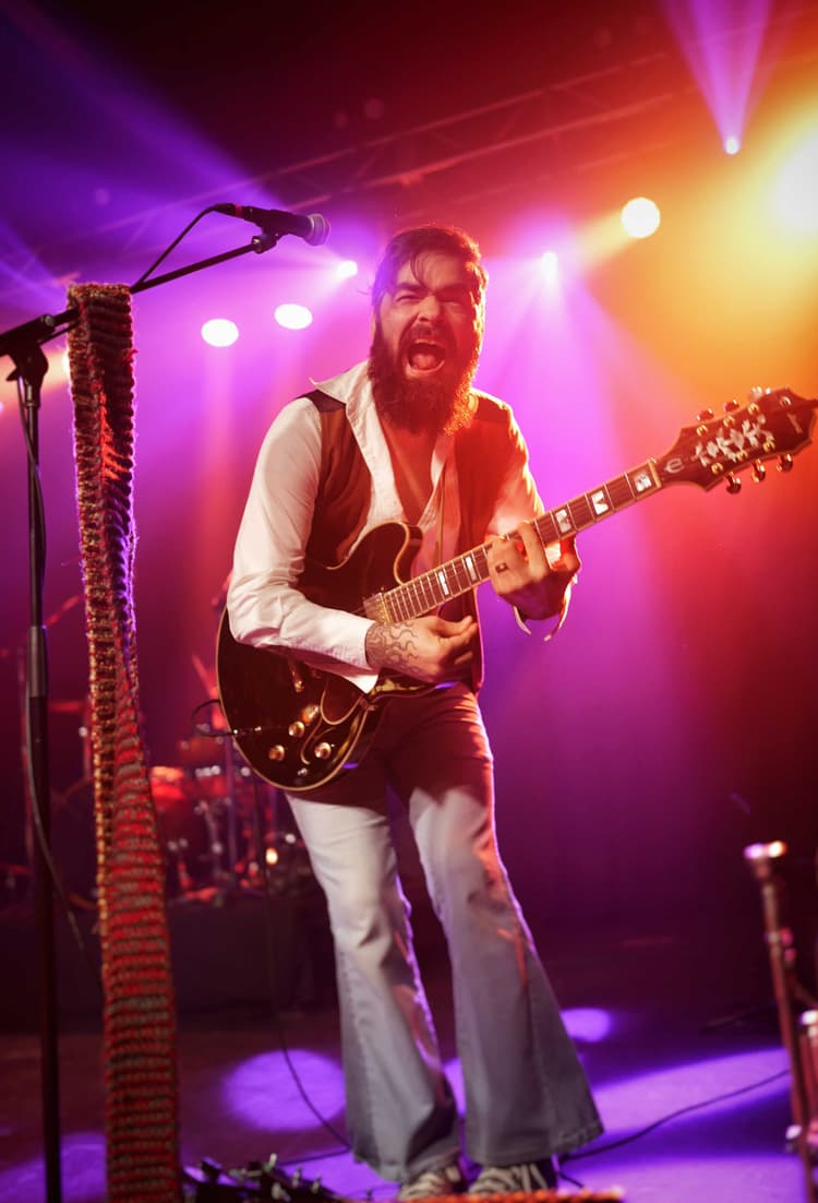 Lee Screaming Onstage